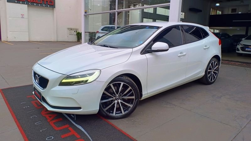 VOLVO V40 2.0 T4 MOMENTUM GASOLINA 4P AUTOMÁTICO